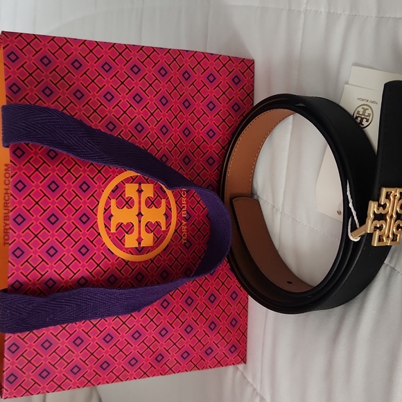 Tory Burch Black Leather Belt with Gold Logo - Picture 6 of 6